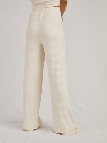 Wide leg Pantaloni 'Tamlyn' di A LOT LESS in bianco