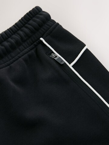 Next Regular Shorts in Schwarz