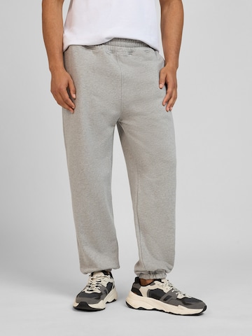 WOTEGA Loosefit Sporthose 'VibeJog' in Silber: Vorderseite