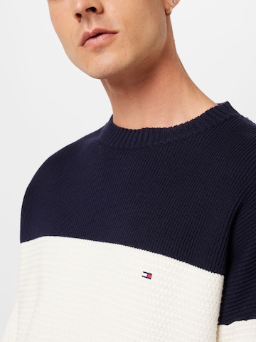 TOMMY HILFIGER Svetr – modrá