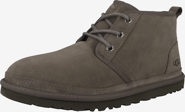 Boots chukka 'Neumel' di UGG in grigio: frontale
