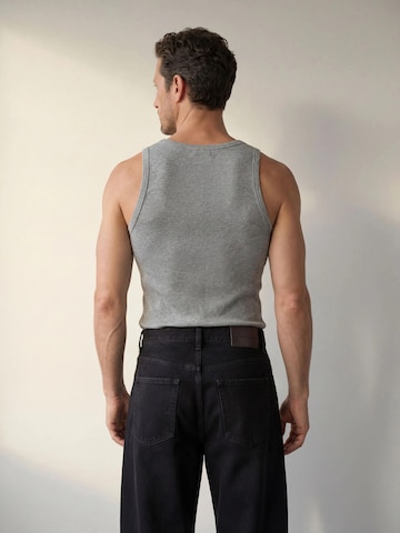Maglietta 'The Peter Muscle-Fit Ribbed Tanktop - Light Grey Melange' di ARMIE in grigio