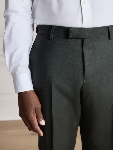 Slimfit Pantaloni con piega frontale di Next in verde
