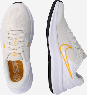 Chaussure de sport 'Star Runner 3' NIKE en blanc