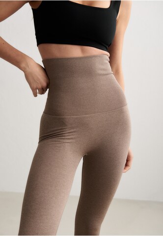 regular Leggings 'Core Control' di Aim'n in marrone