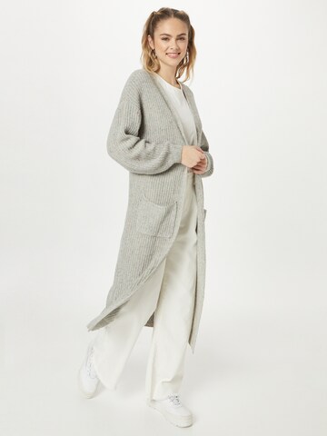 Manteau en tricot 'JAC JOSSA' In The Style en gris