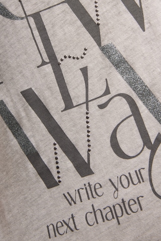 Soccx T-Shirt mit U-Boot-Ausschnitt und Artwork in Grau