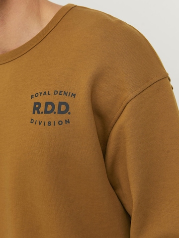 R.D.D. ROYAL DENIM DIVISION Sweatshirt in Braun