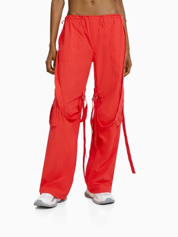 Bershka Loose fit Cargo trousers in Red: front