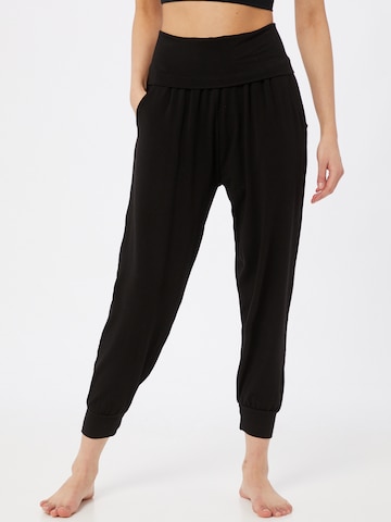 Tapered Pantaloni 'Dashka Slacks' de la Thought pe negru