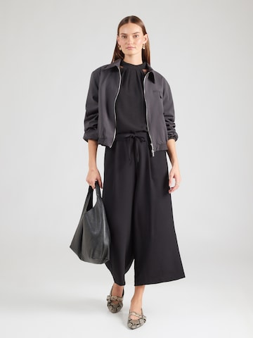 QS - Pierna ancha Pantalón plisado en negro