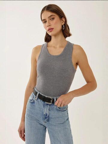 Hiccup Top in Grau: Vorderseite