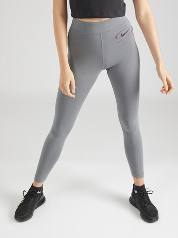 Skinny Leggings 'Swoosh' de la Nike Sportswear pe gri: față