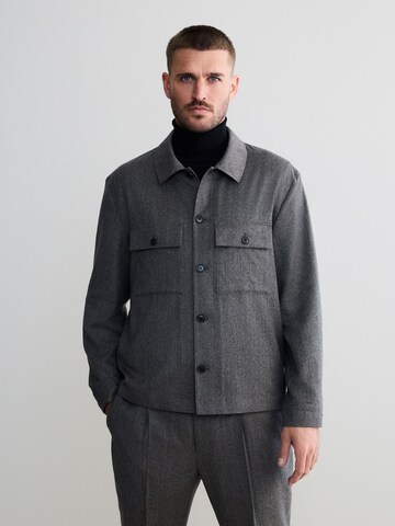 Veste mi-saison Next en gris : devant