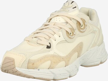 Sneaker bassa 'Astir Her' di ADIDAS ORIGINALS in beige: frontale