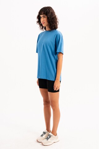 T-shirt Justever en bleu