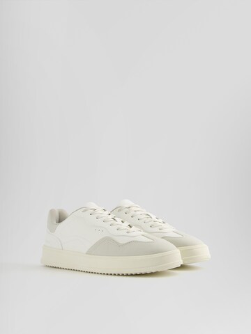 Sneaker low de la Bershka pe alb