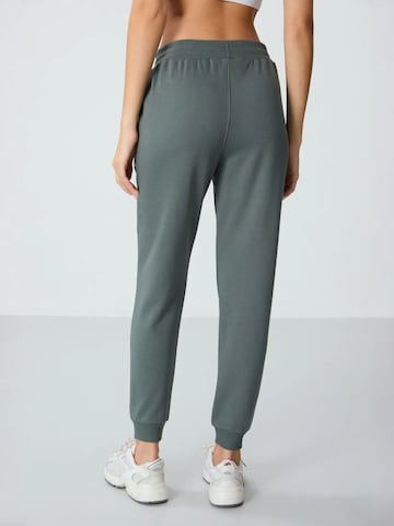 Tapered Pantaloni sportivi 'Jogginghose' di Tommy Life in grigio
