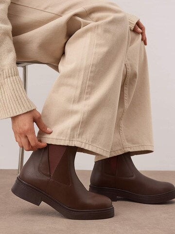 Trendyol Chelsea boots in Bruin