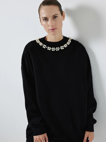 Pull-over 'Sweater With Pearl Collar' Touché Privé en noir
