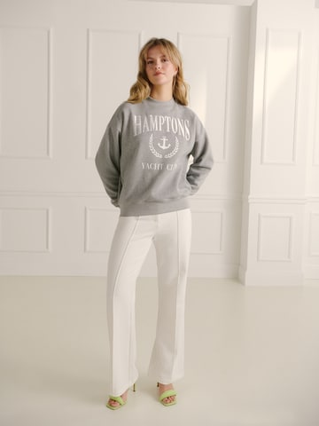 Guido Maria Kretschmer Women Sweatshirt 'Christine' i grå