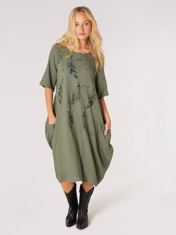 Robe Apricot en vert : devant