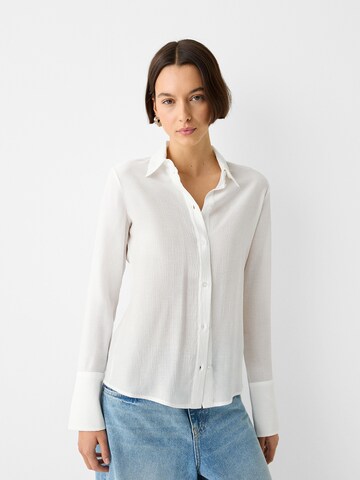 Bershka Blouse in White: front