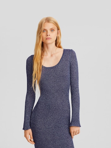 Robes en maille Bershka en bleu : devant