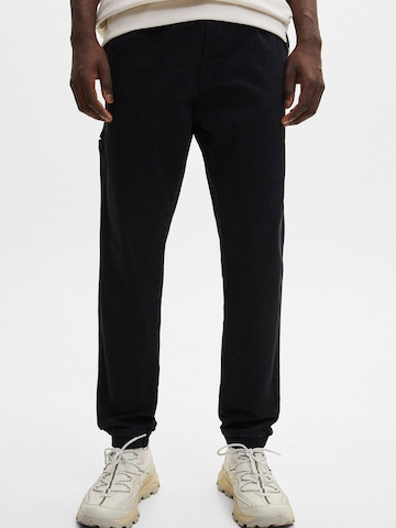 Pull&Bear Tapered Farkut värissä musta