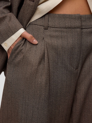 regular Pantaloni con pieghe 'DALANI' di VERO MODA in beige