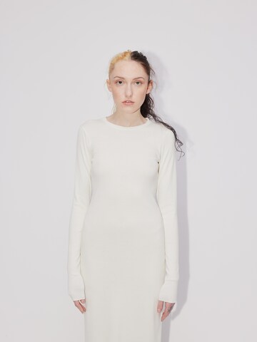 Robe 'Essential' ABOUT YOU REBIRTH STUDIOS en blanc