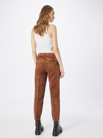 Effilé Pantalon à plis QS en marron
