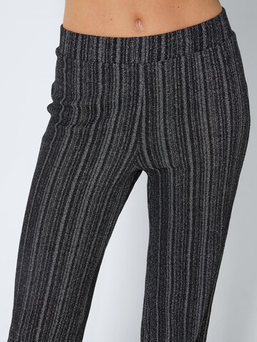 Regular Pantaloni de la Noisy may pe negru