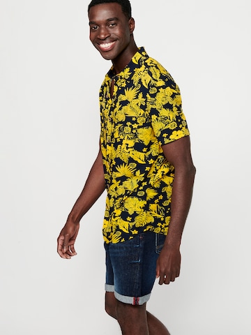 Coupe regular Chemise KOROSHI en jaune