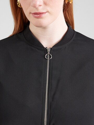 Giacca di mezza stagione di Vero Moda Curve in nero
