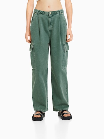 Bershka Wide leg Cargo Jeans in Green: front