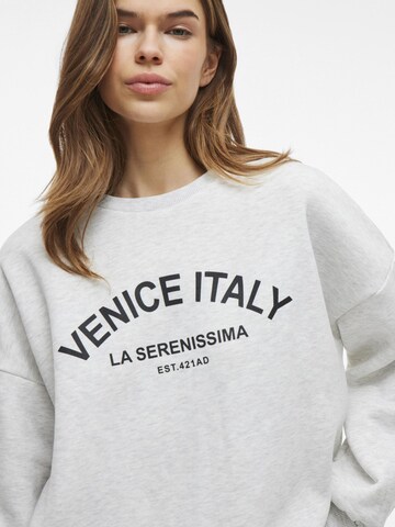 VILA Sweatshirt in Grey