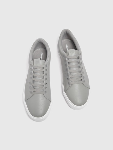 Pull&Bear Sneaker in Grau