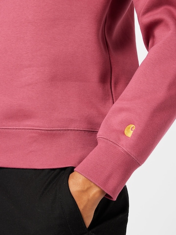 Carhartt WIP Sweatshirt 'Chase' in Roze