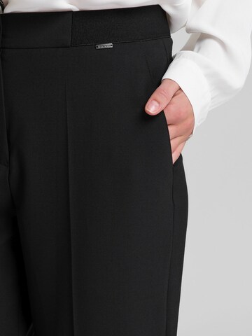 MARC AUREL Regular Pleated Pants in Black