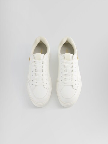 Sneaker bassa di Bershka in bianco