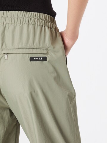 Tapered Pantaloni 'Cora' de la NORR pe verde