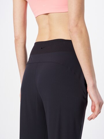 Effilé Pantalon de sport NIKE en noir