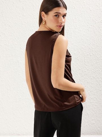 Top di Trendyol in marrone