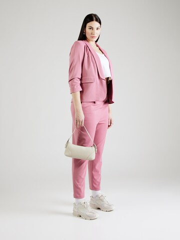 Tapered Pantaloni con pieghe di ONLY Carmakoma in rosa