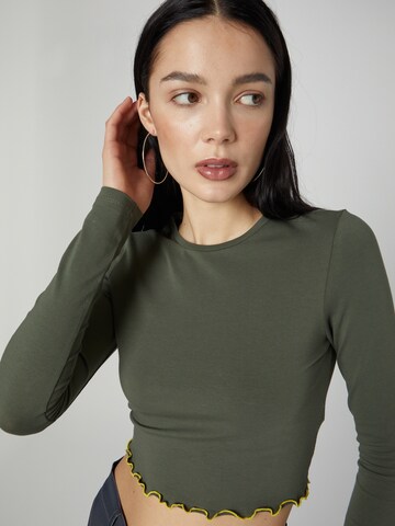 T-shirt 'Jule' ABOUT YOU x Chiara Biasi en vert