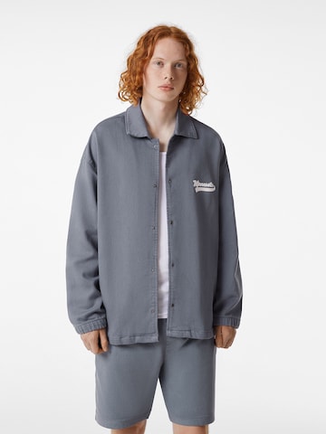 Bershka Between-Season Jacket in Blue: front