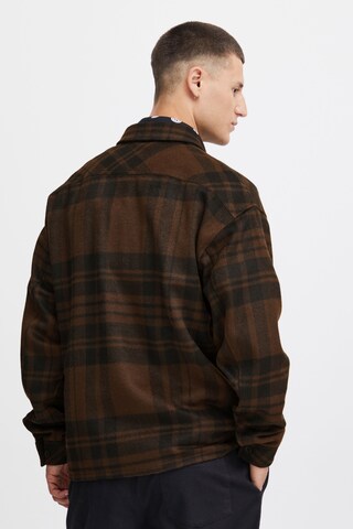 !Solid - Ajuste regular Camisa en marrón