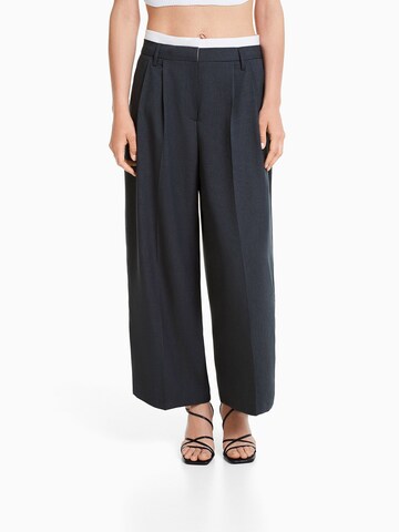 Bershka Wide leg Pleat-Front Pants in Grey: front