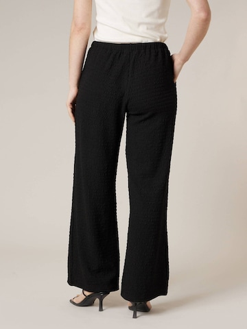 Loosefit Pantalon 'DEMILI' Deeluxe en noir
